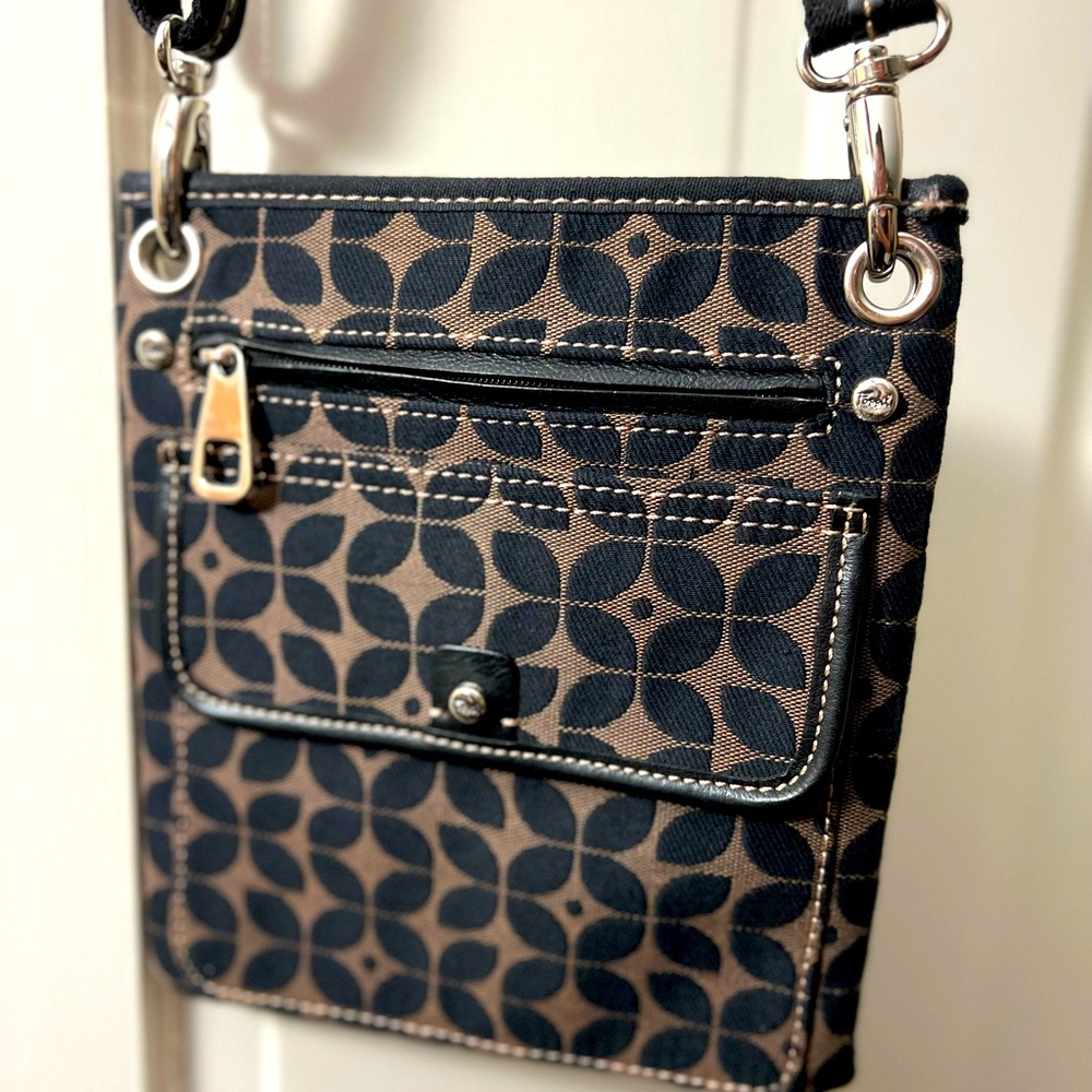 Fossil Purse. NWOT. Crossbody. Adjustable shoulder strap. Smoke/pet free home.